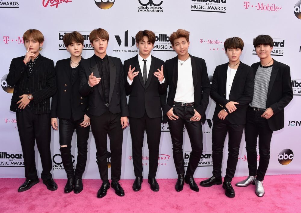 Bangxxxtanok's tweet photo. Estaban en el fandom cuando fueron los BBMAs 2017 y uno de los hashtags que se creรณ fue #ThirdOneFromTheLeft refiriรฉndose a Jin.
Quiรฉn no quisiera saber sobre ese hombre
@BTS_twt https://t.co/z0uIDC0lKv