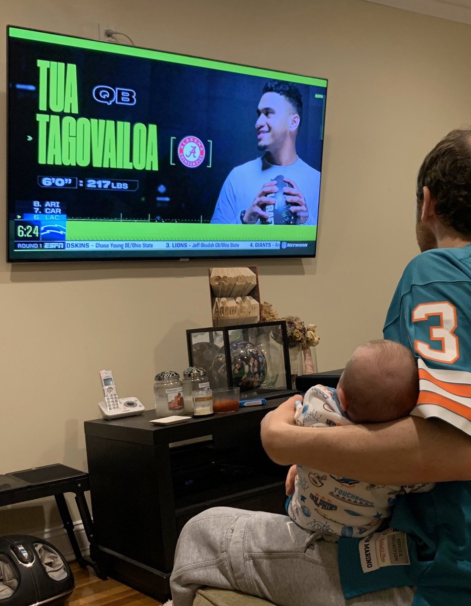 GMan_018's tweet photo. Noah getting a glimpse of what it’ll be like to join his future team the @miamidolphins one day! #miamidolphins #miami #dolphins #miamidolphinsbaby  #dolphins🐬 #dolphinsbaby #dolphins #nfl #nfldraft #draft https://t.co/TJtAnSOHh2