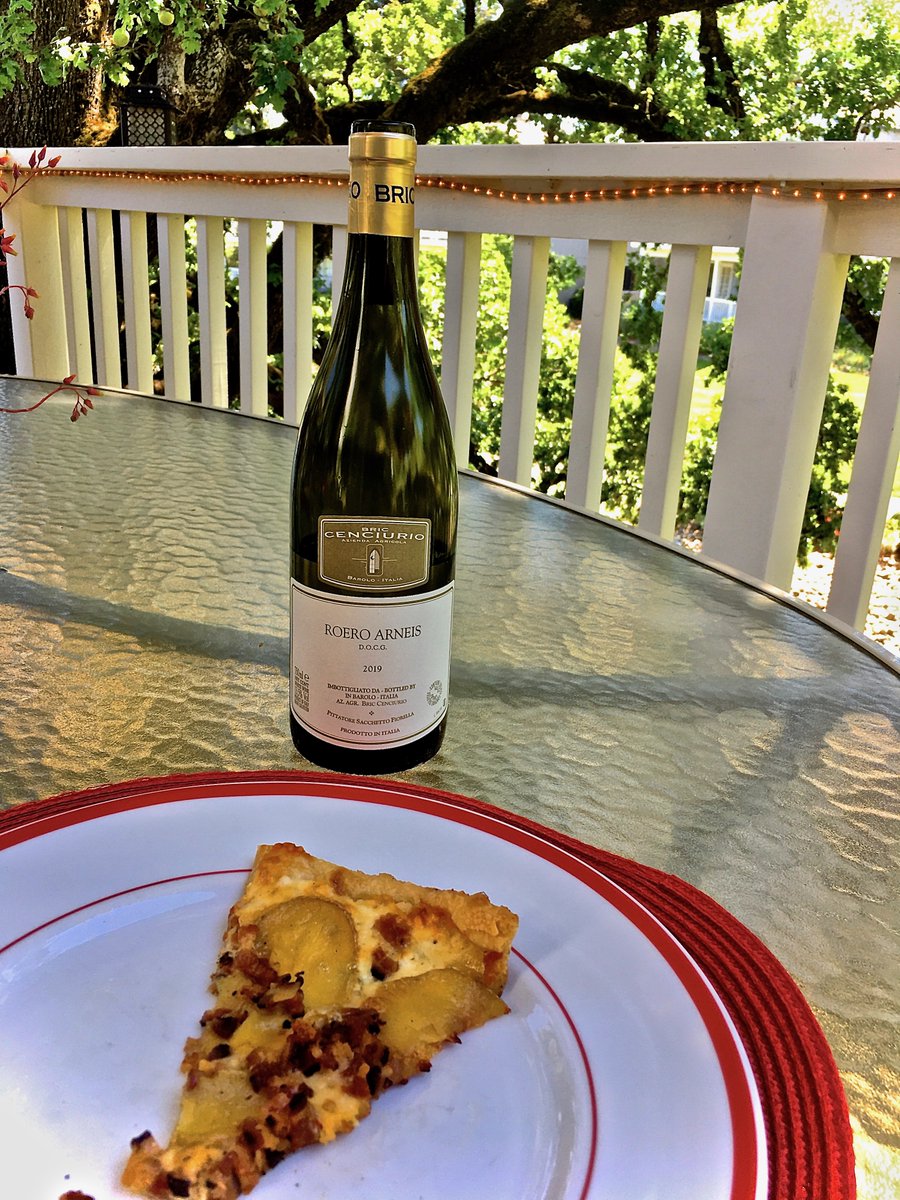 protocolpost's tweet photo. Don't you love it when you find the perfect #FoodWinePairing? I was #chardonnay #sauvignonBlanc lover til I tasted this incredible #Roero #Arneis #Piemonte varietal from #BaroloWineClub Tx @barololovers @winesavi Perfect w/ #FigCafe Alsatian Pizza Tx to all who keep us safe/sane https://t.co/fcSZtde9SX