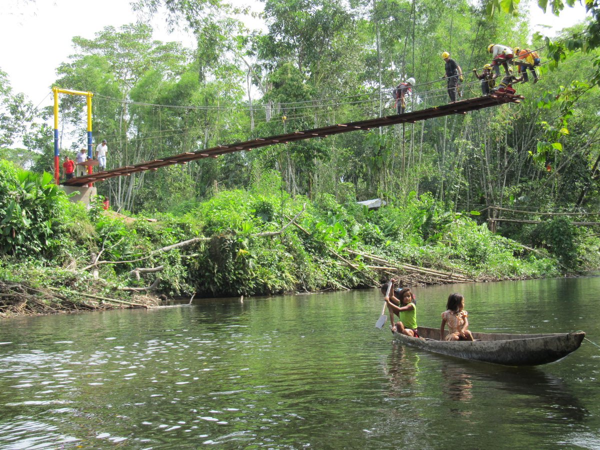 puenteros's tweet photo. Nuestro #PuenteDeLaEsperanza más al SUR de Colombia se encuentra en la selva del Putumayo frontera con Ecuador. Construido por 180 familias de la etnia Kichwa Kofan resguardo de San Marcelino. Financiado por Fundacion GE.
#TBT #puenteros 21 años y 124 historias #UniendoCaminos https://t.co/8ai4tw3ye6