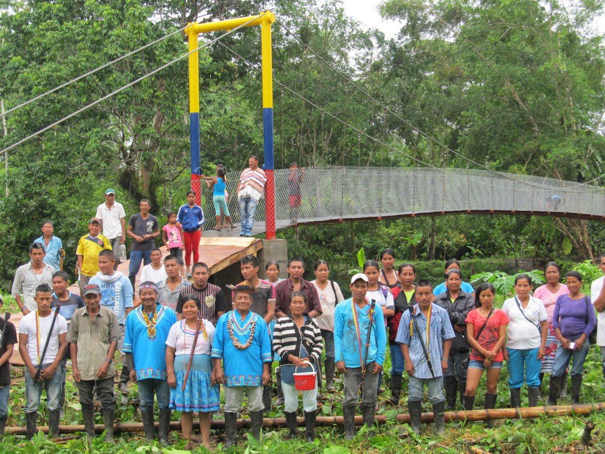 puenteros's tweet photo. Nuestro #PuenteDeLaEsperanza más al SUR de Colombia se encuentra en la selva del Putumayo frontera con Ecuador. Construido por 180 familias de la etnia Kichwa Kofan resguardo de San Marcelino. Financiado por Fundacion GE.
#TBT #puenteros 21 años y 124 historias #UniendoCaminos https://t.co/8ai4tw3ye6