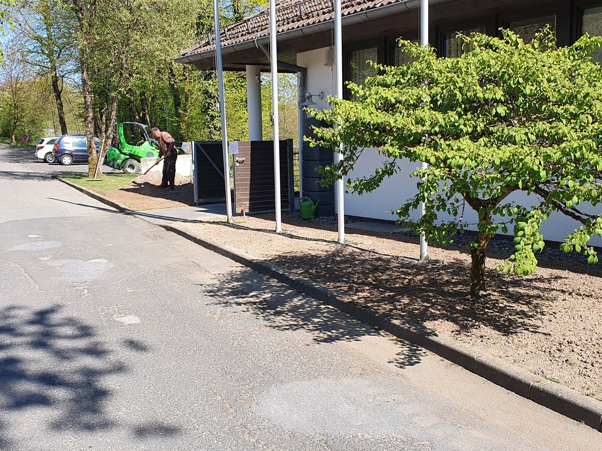 KSgreenkeeper's tweet photo. Der Rasen vor dem Clubhaus erhielt eine dringend benötigte Verbesserung. Auch der Barfußweg wird überarbeitet. #Sadri #Christian #greenkeepingkassel #golf #improvingthecourse @LukasDittmann4 https://t.co/7Gf4QqogVw