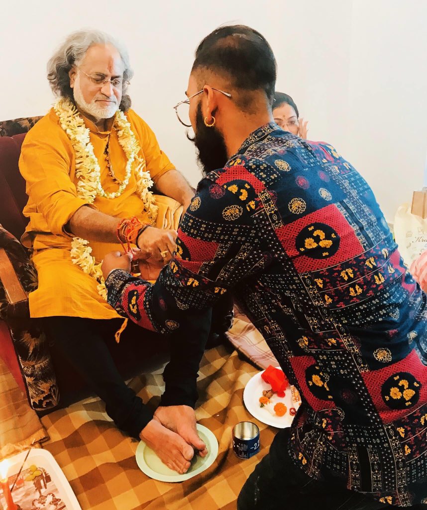 swamisubaschdr's tweet photo. Today ,When I woke up in the morning , I thanked My music lord Pandit Vishwa Mohan Bhatt for my new musical journey ! Blissful is that moment and mindless is that time,when one is in love with true musicians like him !!
#mohanveena #panditvishawmohanbhatt #swamisubashchandra https://t.co/pILdUjIdlB