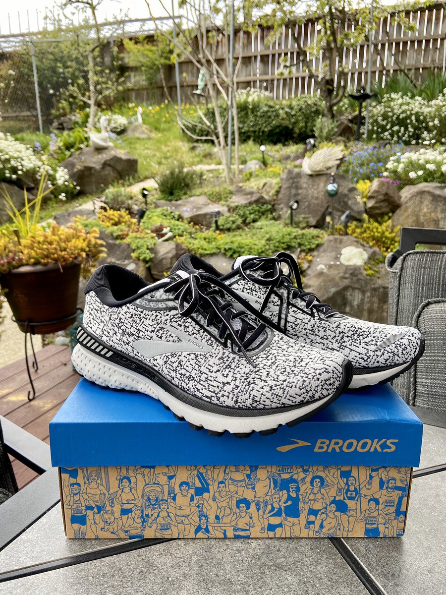 TheRealDorela's tweet photo. Thanks for the shoes @brooksrunning! Brooks donated 3,000 pairs of shoes to healthcare workers at @EvergreenHosp #appreciatethelove #nurse https://t.co/mkgcm0wwz4