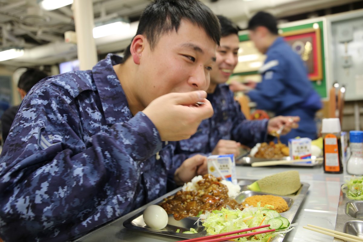 自衛隊神奈川地方協力本部 毎週 金曜日 が海上自衛隊では カレーの日 というのは有名だにゃ とある護衛艦の昼食風景だにゃ とっても美味しそうな ポークカレー 涎 おいしい食事は士気の根源 がっつり食べて午後も頑張るにゃ T 自衛隊神奈川地方協力本部 毎週 金曜日 が海上自衛隊では カレーの日 というのは有名だにゃ とある護衛艦の昼食風景だにゃ とっても美味しそうな ポークカレー 涎 おいしい食事は士気の根源 がっつり食べて午後も頑張るにゃ T
