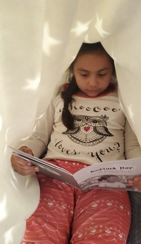 YolandaDeLaFlo2's tweet image. Natalie is all comfy reading before sweet dreams! 💖🤗 #AISDNationalLibraryWeek #WEbuilddreams @WilsonES_AISD #WeAreAldine @AldineISD @aldinelibraries