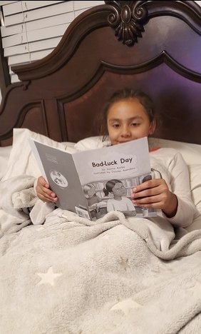 YolandaDeLaFlo2's tweet image. Natalie is all comfy reading before sweet dreams! 💖🤗 #AISDNationalLibraryWeek #WEbuilddreams @WilsonES_AISD #WeAreAldine @AldineISD @aldinelibraries