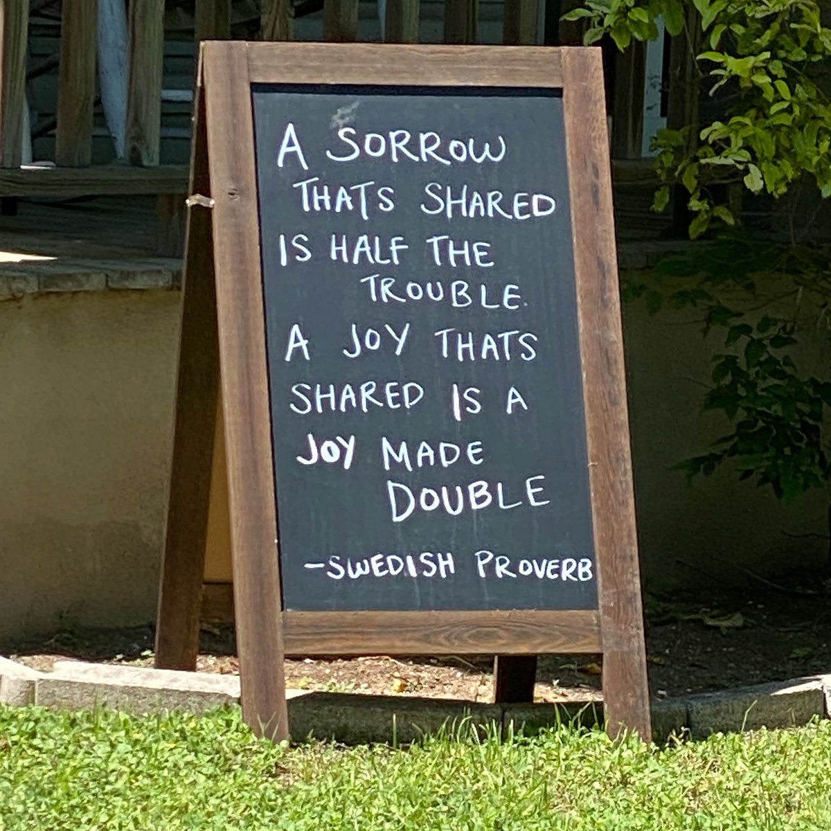 HanaKRansom's tweet photo. I saw this sign when I went for a short walk in my neiborhood. I can't agree more.
今日、ご近所に散歩に出た時にご近所さんの家の前にあった看板。「悲しみは分かち合うと半分になる。喜びは分かち合うと倍になる。-スウェーデンの諺」いい言葉ですね。 https://t.co/N1pjRM1Z4r