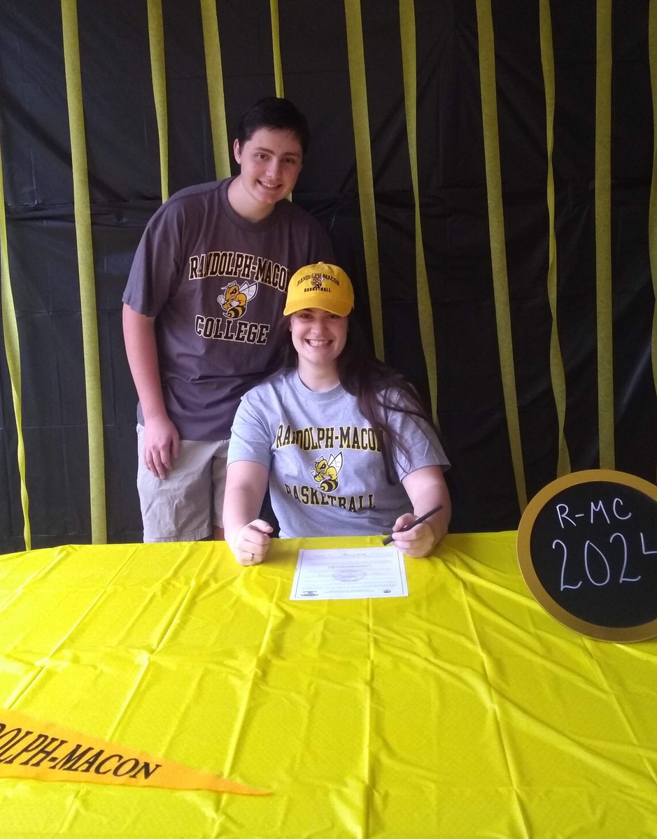 mccmurray1's tweet photo. @omurray20  had her virtual signing today to play basketball at Randolph Macon College. Let's go Yellow Jackets🏀🐝
@Lancer4LifeMCHS @MHSLancers @CCbluedevil @R_MCAthletics @rmcwbb https://t.co/tM6DZ5dhrP