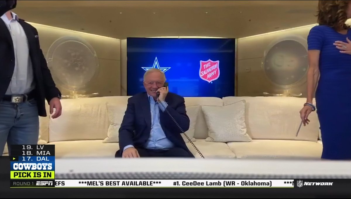 ESPNmx's tweet photo. Esa cara lo dice todo Jerry Jones 🤩😅

Levanten la mano los aficionados de @dallascowboys que están igual con la selección de CeeDee Lamb 😃 https://t.co/jJXSxnL9P2