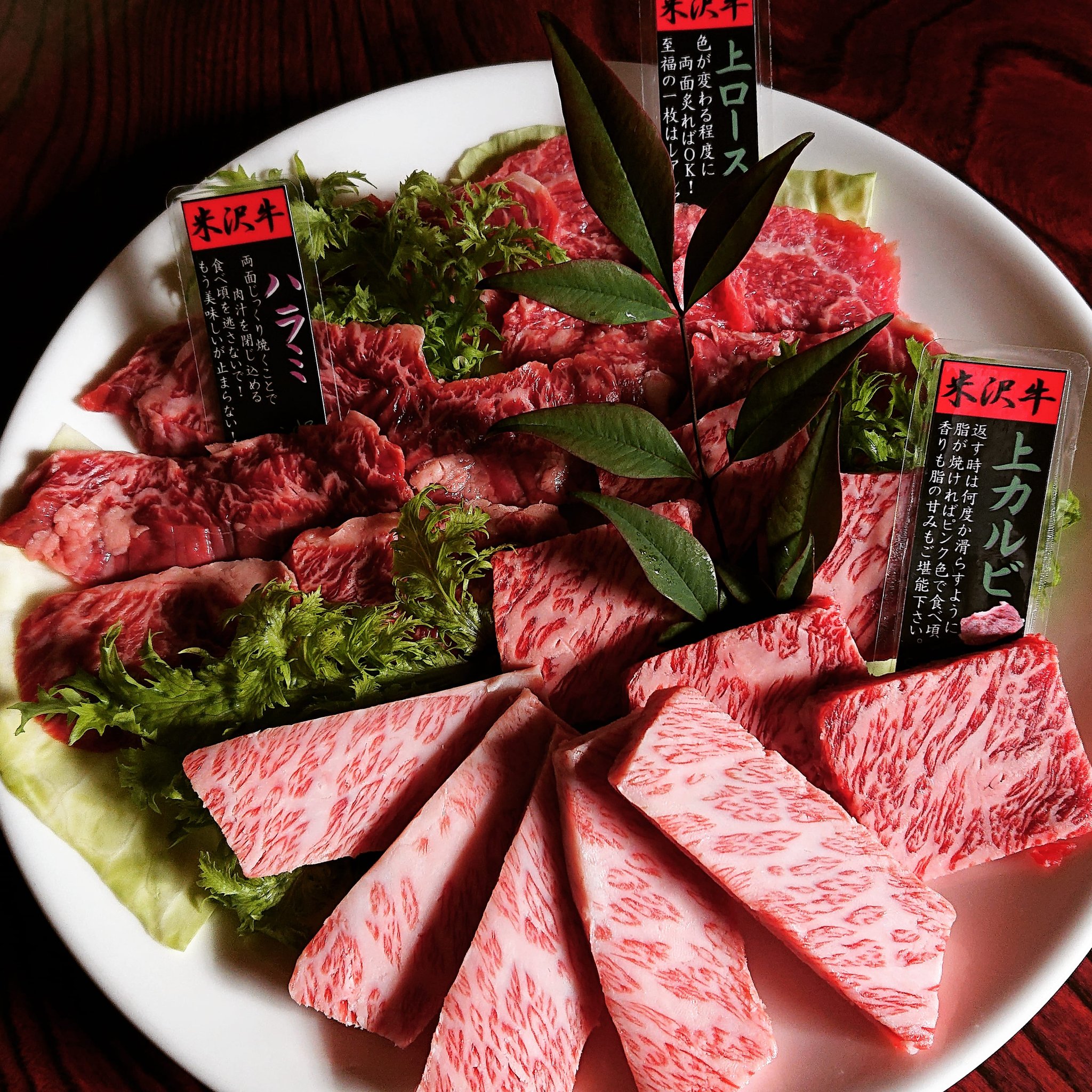 焼肉みよし 米沢牛鉄鍋焼き On Twitter こんにちは焼肉みよしです お客様焼き用のお肉も合計2人前から注文いただけます タレ付き 早めのご注文お願いします 近々盛り合わせのセットも予定してます 牛モツ煮込みはタッパーなど密封容器を持ち込みで用意できます