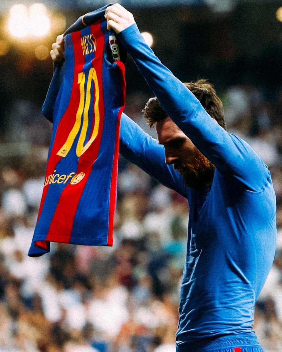 Juezcentral's tweet photo. Hoy hace 3 años. Era su gol # 500 con el Barcelona. Contra el Real Madrid. En el Bernabeu. Al último minuto. Celebración perfecta para la ocasión. https://t.co/OeG0wEJY4y