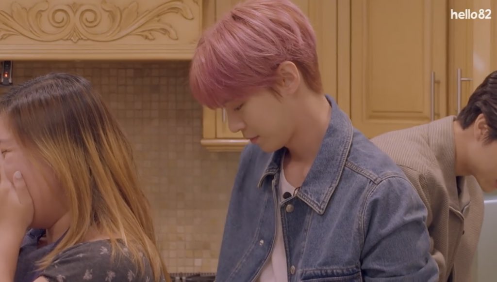 อันนี้โดยองบอกว่าเดี๋ยวผมช่วยใส่ผ้ากันเปื้อนให้อะ กุแบบกรีดร้องงงงงง พ้าจ้าววววววววววววว แกดูเค้าดิๆๆๆ ㅠㅠㅠㅠㅠㅠㅠㅠㅠㅠㅠㅠㅠㅠㅠㅠㅠㅠㅠㅠㅠㅠㅠㅠㅠ