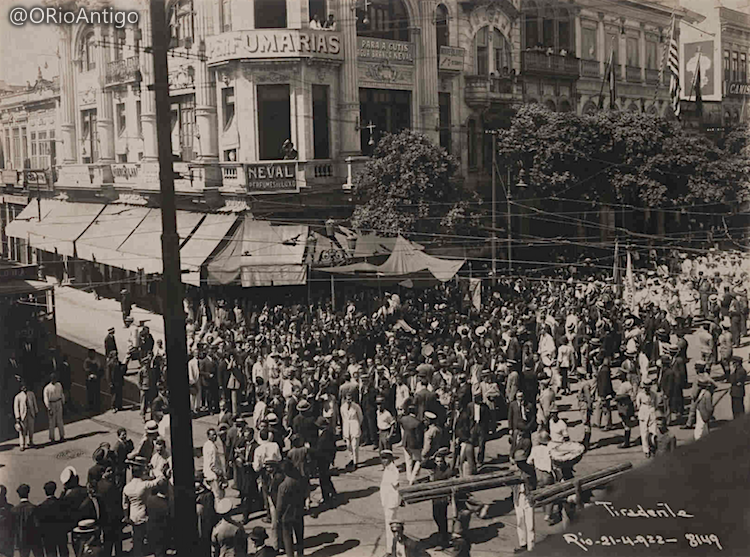 ORioAntigo's tweet photo. 1922. Um cortejo em homenagem a Tiradentes, o herói nacional que deu nome a praça, apesar de lá existir uma estátua de D. Pedro I. A alteração aconteceu em 1890, após fim do reinado e começo da republica, já que Tiradentes foi executado nas proximidades onde hj fica a Av. Passos. https://t.co/QWruRyuuc3