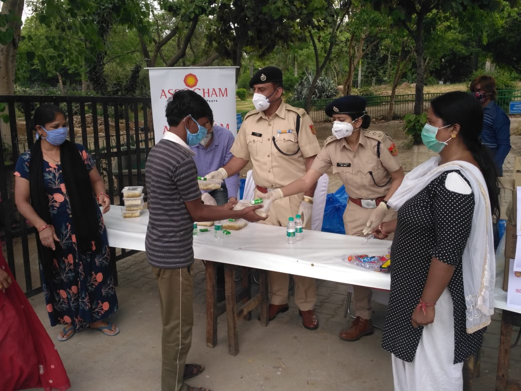 Cook food being distributed  at chanakyapuri.  <a href="/DCPNewDelhi/">DCP New Delhi</a> <a href="/deepakrao/">Deepak Yadav 🇮🇳</a>