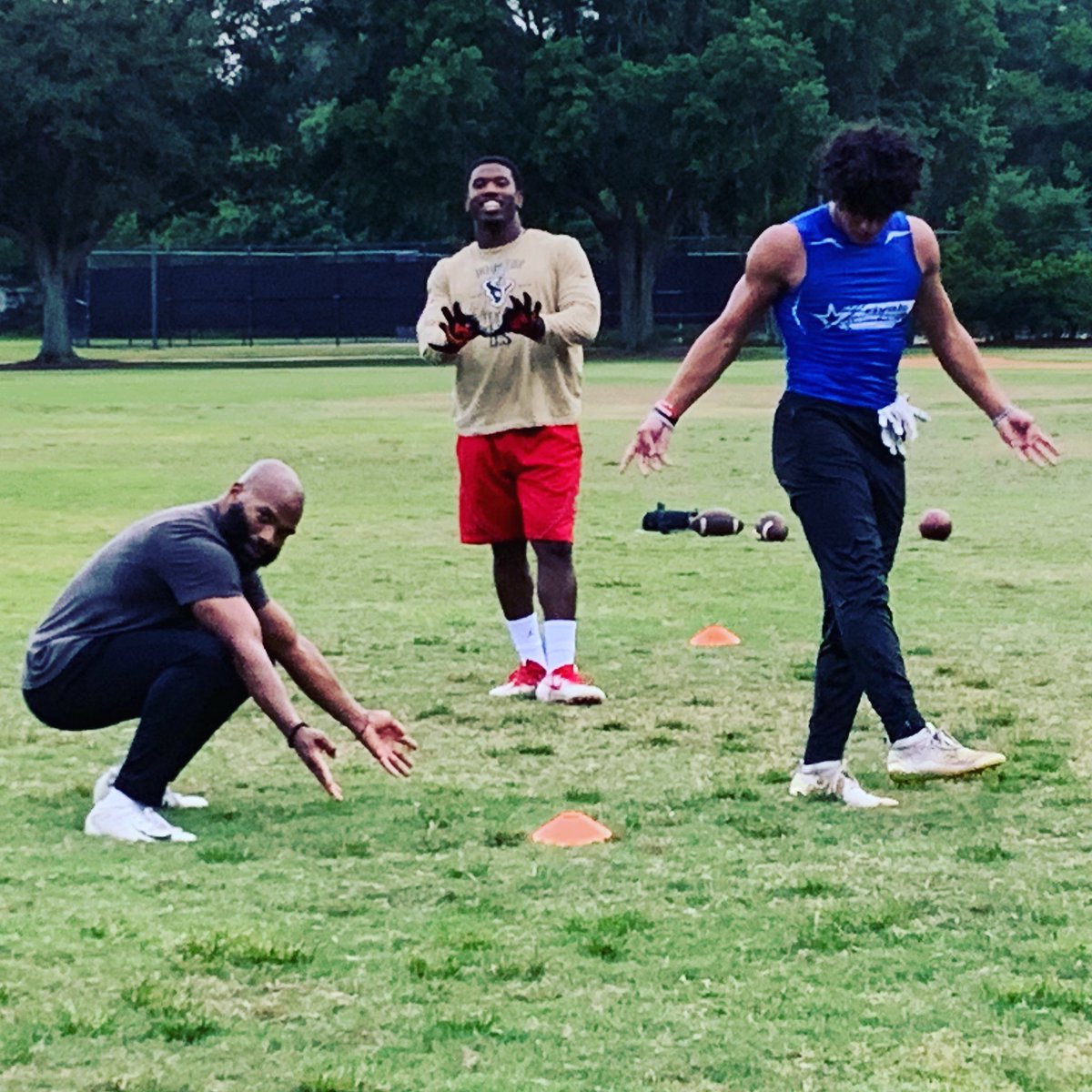 michellemarie32's tweet photo. Their social distancing photo!
#recruit941 #ampathletics #training #floridalife #socialdistancing #nfl #texans @AMPathleticsLLC @TyNevels @ManateeFB https://t.co/llETbR3YqW