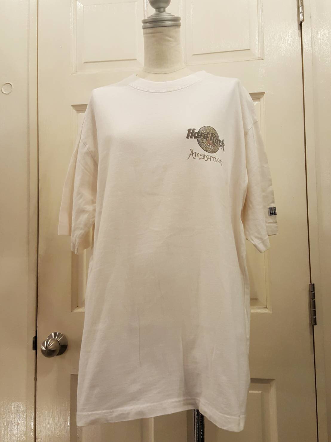 モジャ男 モジャセレ 大人気 ハードロックカフェのtシャツ 厚めな生地感でガシガシ着れます 胸元のシンプルなワンポイントロゴとバックのプリントがかっこいい オランダの首都 アムステルダムのもので オランダの画家 ゴッホ の作品である