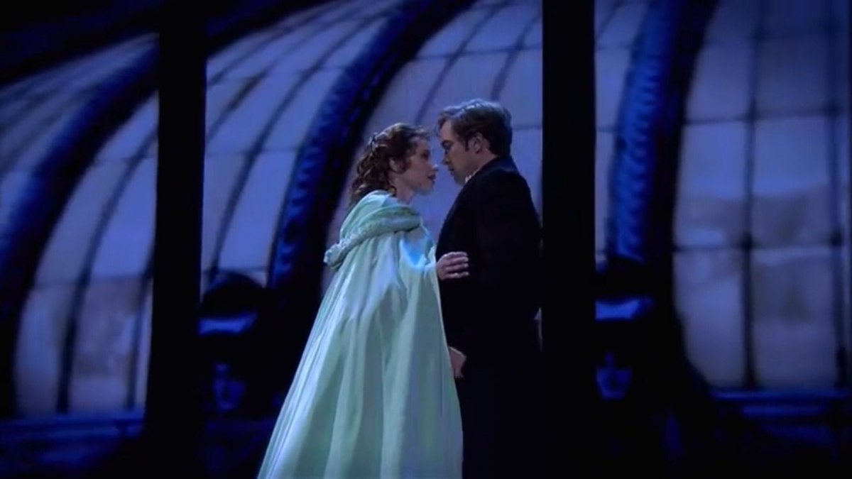 Special mention: Hadley Fraser really did a great job portraying Raoul! Raoul’s dreamy (dunno if i used the right term) and at the same time manly on the 25th. And his face when Christine kissed the Phantom!