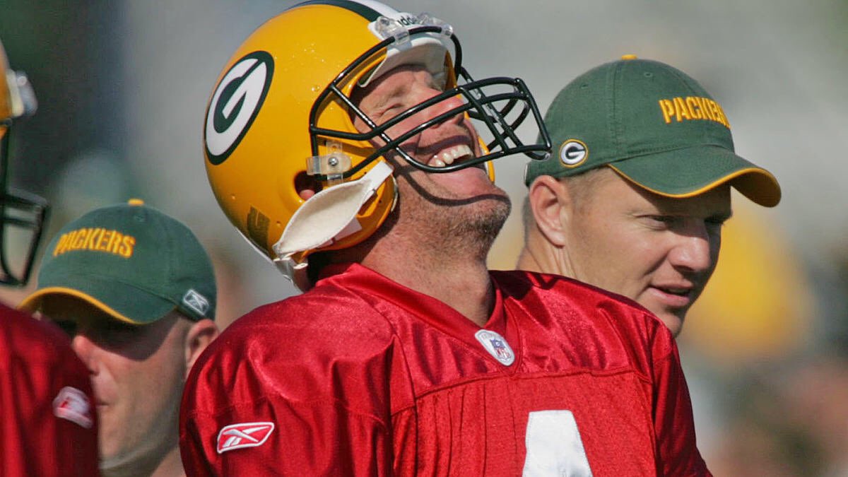 FakeSportsCentr's tweet photo. Brett Favre be like: https://t.co/4SPkT0GJuJ