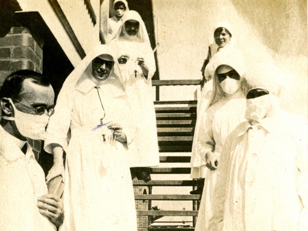 MaterNews's tweet photo. #FlashbackFriday...the Mater Archives show Mater doctors and nurses amidst the Spanish flu epidemic – the influenza outbreak that began overseas in 1918 and struck Queensland in early 1919, and saw St Lawrence’s school transformed into St Lawrence’s Isolation Hospital. https://t.co/kHqvCnk37G