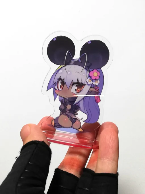 三世村正の10周年アクリルフィギュアは、SDキャラもついてきます!
台座は本体用とは別に専用の台座があるので、バラバラに飾ることもできるのです?✨

サイズ感はご覧のとおり(自分の手は成人女性の平均ぐらい)

#装甲悪鬼村正 #装甲悪鬼村正10周年 