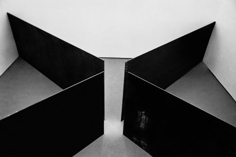 Las esculturas de #RichardSerra son trazos de hierro en el espacio. Toneladas de metal que no son más que el juego de un lápiz que invade el aire. Una mano bastaría al artista para surcar por completo la idea de la pieza: una ola, un cono, cintas que serpentean...
#ViernesDeArte