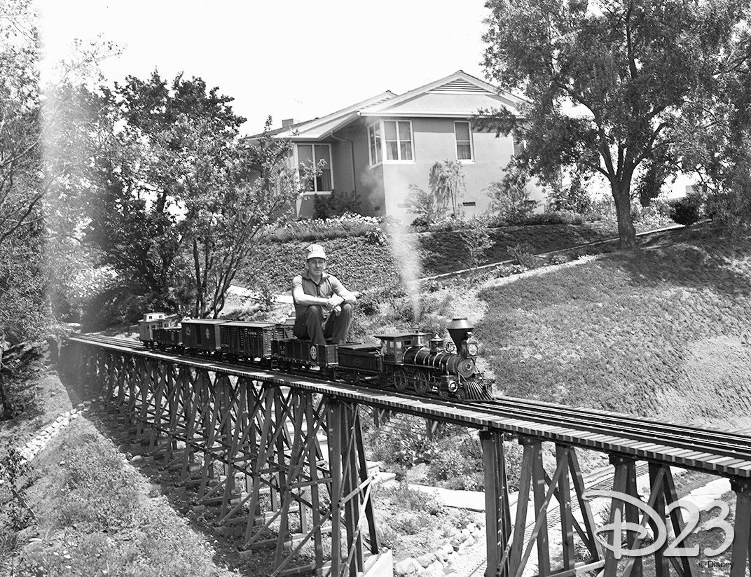 Déjà au taquet, Walt y va a fond : y a un tunnel, un pont, le train peut être ridé… bref, le fantasme de tout fan qui rêve de faire ça dans son jardin (autour d’un coaster B&M toi-même tu sais). Un incident en 53 poussera Walt a ranger son jouet XXL dans la garage.