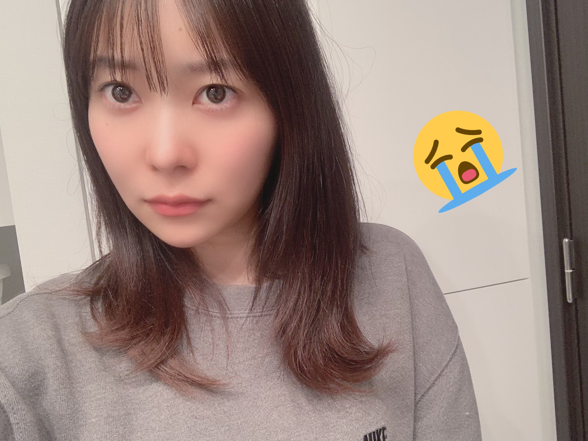 指原 莉乃 人はこれを何色と言うのよ という色落ち 美容室にも行けないので泡カラー しました 前からフォローしてくれてる方は知ってると思うんですがcmに出る前から 忙しい時は泡カラーしてました こんな時なのでどうしても気になる方は日用品買い