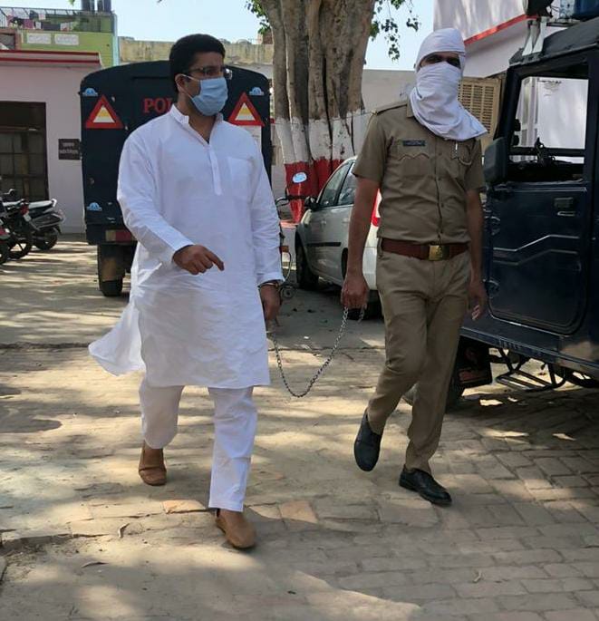 आज सचिन जी को जेल में गए 15 दिन हो गए, उनको क्यों गिरफ्तार करके जेल भेजा गया है? वहीं अर्नब गोस्वामी पर अगल-अगल राज्यों में FIR होने के बाद बिना गिरफ्तारी के भी उसे सुप्रीमकोर्ट से छूट मिल गयी है तो फिर सचिन जी के साथ अन्याय क्यों हो रहा है? <a href="/SChaudharyINC/">Sachin Chaudhary</a>