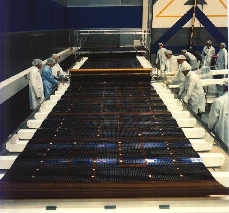  #ESATech examined the returned  @HubbleTelescope solar array. There was severe darkening of the silicone adhesive due to ultraviolet exposure, thousands of tiny impacts due to natural and man-made debris – helping to gather statistics on them – & thermal cracks 17/28