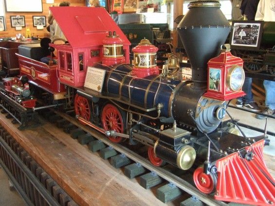 La ligne sera définitivement démontée en 64, mais elle sera offerte au musée du rail de Los Angeles. Aujourd’hui, la grange originale qui abritait le train y est visible, ainsi que des locomotives, wagons et autres objets ferroviaires liés à Disney. http://carolwood.org/index.html 