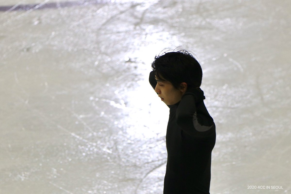 NeedYuzu's tweet photo. I still remember that day, the Official practice was almost over, and the light suddenly turned on🤣 making the ice surface more beautiful 🥺

#YuzuruHanyu #羽生結弦 
#4CC2020 https://t.co/sKz51rSqAl