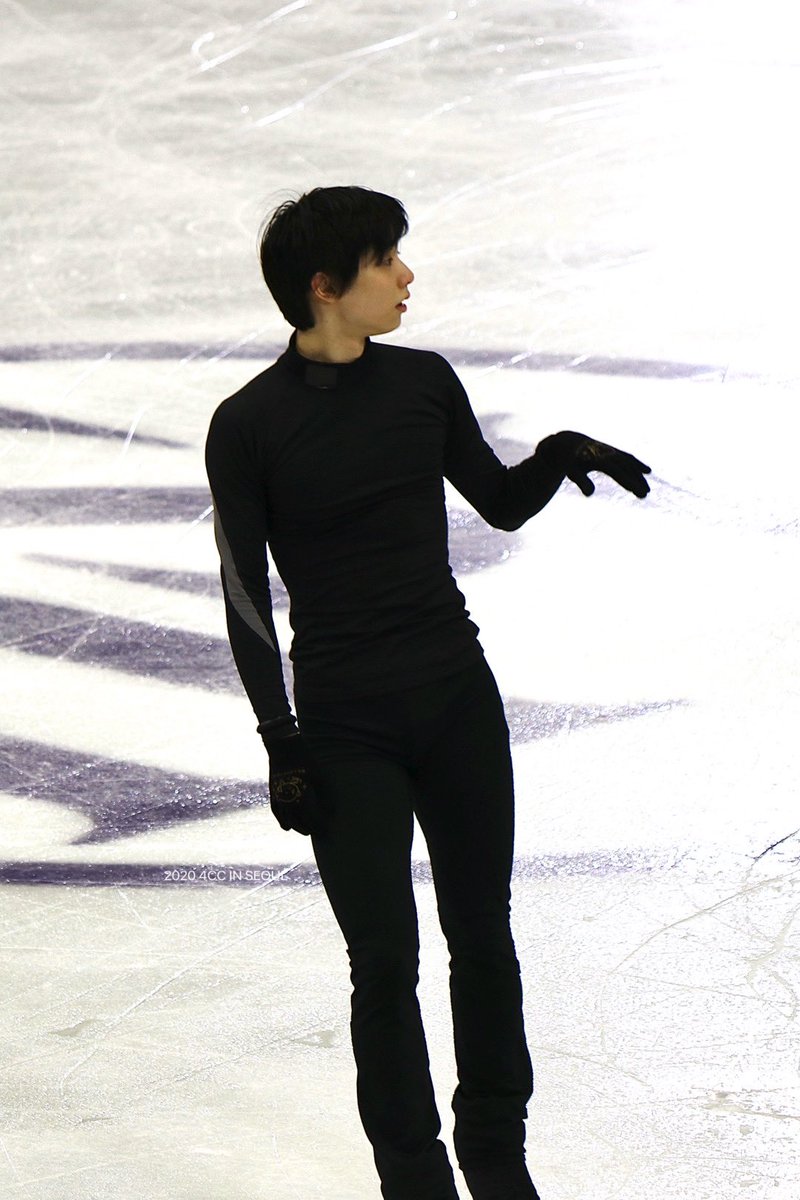NeedYuzu's tweet photo. I still remember that day, the Official practice was almost over, and the light suddenly turned on🤣 making the ice surface more beautiful 🥺

#YuzuruHanyu #羽生結弦 
#4CC2020 https://t.co/sKz51rSqAl