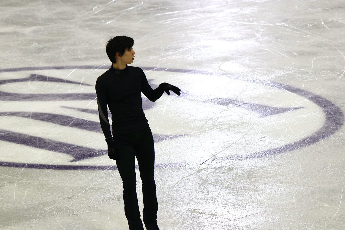 NeedYuzu's tweet photo. I still remember that day, the Official practice was almost over, and the light suddenly turned on🤣 making the ice surface more beautiful 🥺

#YuzuruHanyu #羽生結弦 
#4CC2020 https://t.co/sKz51rSqAl