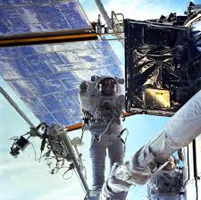 ESA’s 2nd set of solar arrays did duty on Hubble for more than 8 years. In December 1999 an emergency Servicing Mission (3A) was tasked to replace failed Hubble gyroscopes. The astronauts noted some alarming changes in the solar arrays during a routine inspection 18/28