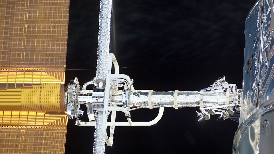 Demonstrating the dynamic nature of low-orbit conditions, wire-like hinge pins holding different segments of the  @HubbleTelescope solar blankets together had come loose after 8 years , extending up to 50 cm out from the array edge 19/28