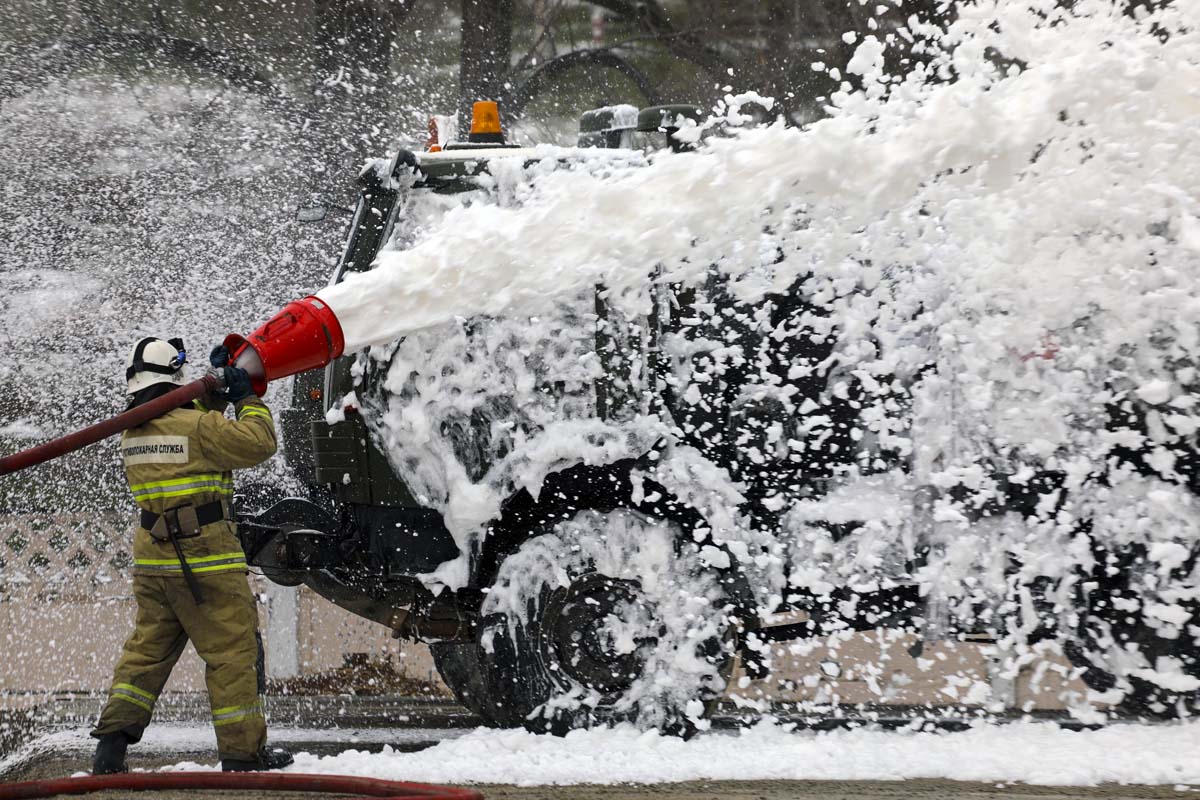 тушение пожаров в различных условиях. тушение пеной. пенообразователи для тушения пожаров по-6. тушение пожара пеной. пенное пожаротушение пенообразователь.