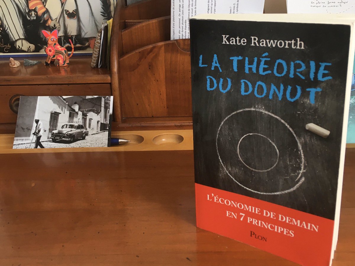 La théorie du donut. Par Kate Raworth aux  @EditionsPlon. (Re)penser l’ #economie de demain en 7 principes  Inspirant. Plus d’infos :  https://m.usbeketrica.com/article/kate-raworth-theorie-donut-croissance via  @USBEKetRICA