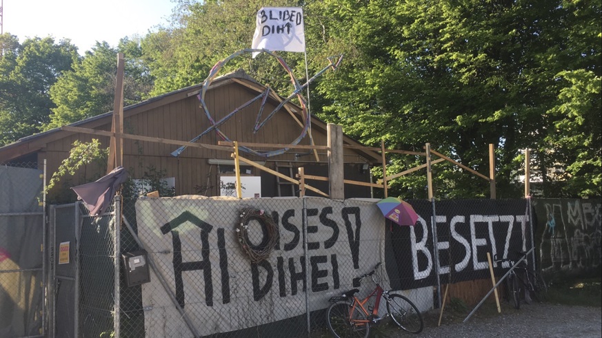 Die <a href="/al_zuerich/">Alternative Liste Zürich</a>, <a href="/GrueneZuerich/">GRÜNE Zürich</a> und <a href="/spzuerich/">SP Zürich</a> fordern Stadtrat auf, auf Räumung des #JuchAreals während der #Coronakrise zu verzichten.
al-zh.ch/artikel/news/a…