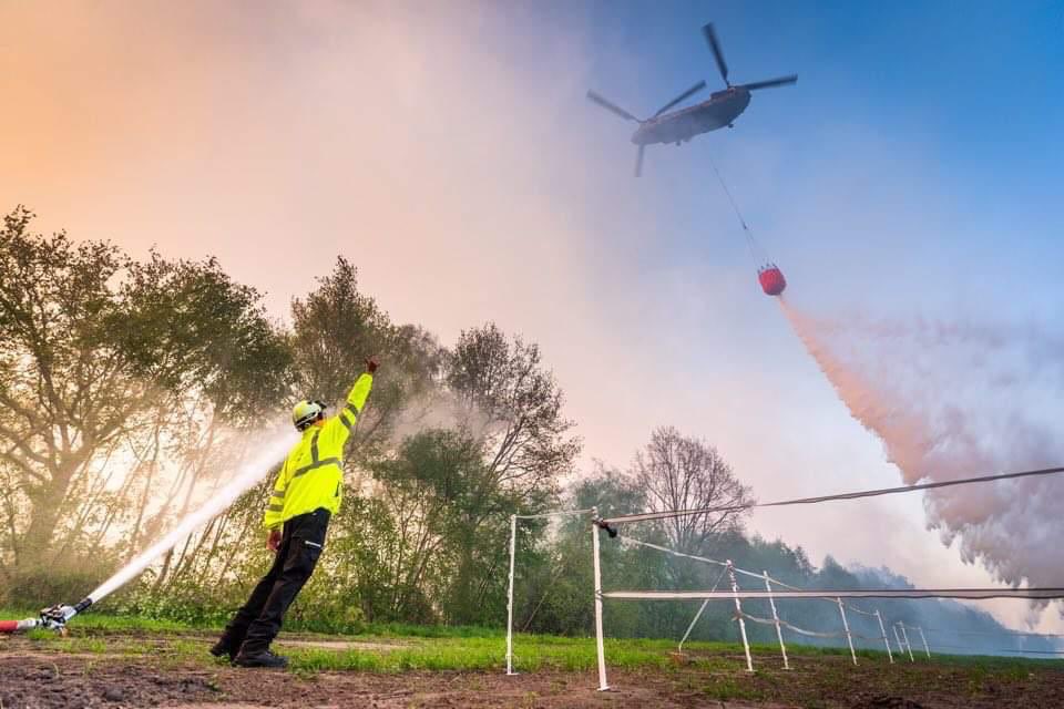 dhcluchtmacht's tweet photo. We blijven vandaag assisteren zolang dat nodig is bij het afblussen van kleine vuurhaarden en zgn hotspots. #Blussen op aangeven van civiele hulpdiensten ter plaatse. Nu met 3 #helikopters aanwezig in gebied #Herkenbosch #Meinweg. @vr_ln @Brandweerln @Roerdalennieuws @VNOGregio https://t.co/Gp0pvLciNP