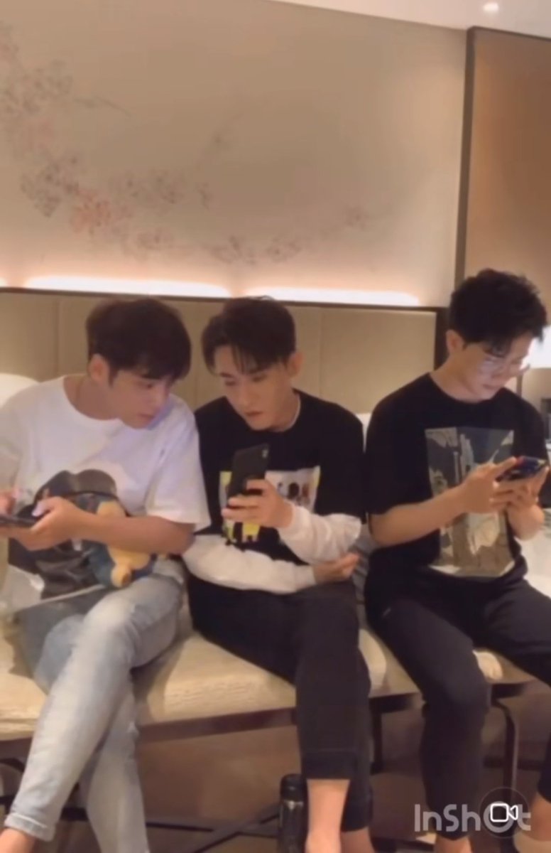 But wait, these livestreams were always done with 3 ppl, so guess who got to be the 3rd wheel here? None other than Qiyuan Ge's roomate, Mao Er! Caption on p4 says: Qiyuan Ge please have mercy on me (oh poor Mao Er)