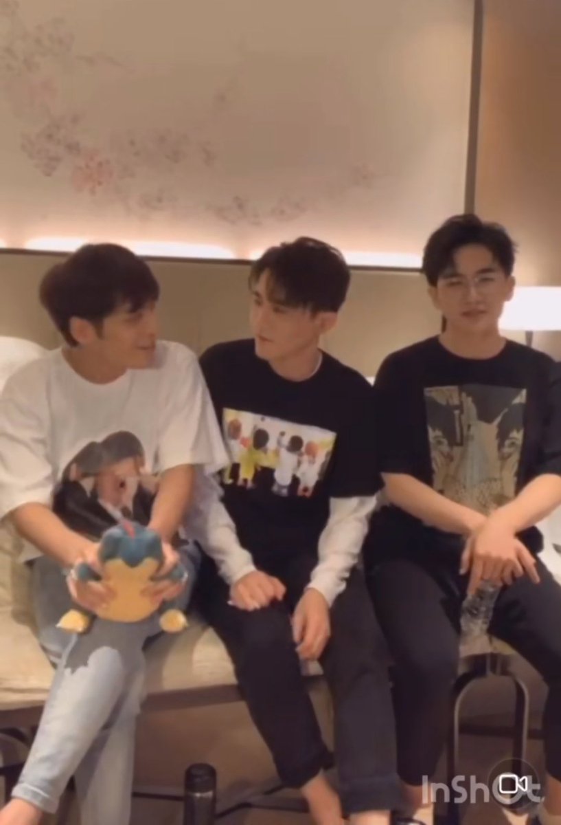 But wait, these livestreams were always done with 3 ppl, so guess who got to be the 3rd wheel here? None other than Qiyuan Ge's roomate, Mao Er! Caption on p4 says: Qiyuan Ge please have mercy on me (oh poor Mao Er)