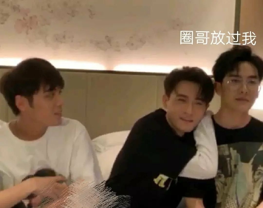 But wait, these livestreams were always done with 3 ppl, so guess who got to be the 3rd wheel here? None other than Qiyuan Ge's roomate, Mao Er! Caption on p4 says: Qiyuan Ge please have mercy on me (oh poor Mao Er)