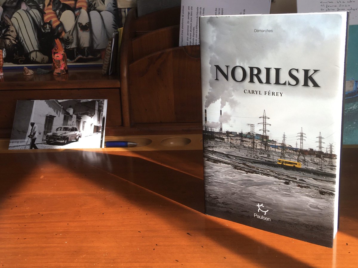 Norilsk. Par Caryl Férey aux  @EditionsPaulsen. Un écrivain de renom part (avec son acolyte : la Bête) au nord de la  #Siberie, dans une ville coupée du monde  Dans cet ancien goulag où les bâtiments soviétiques s’effondrent, les habitants vivent dans une autre dimension.