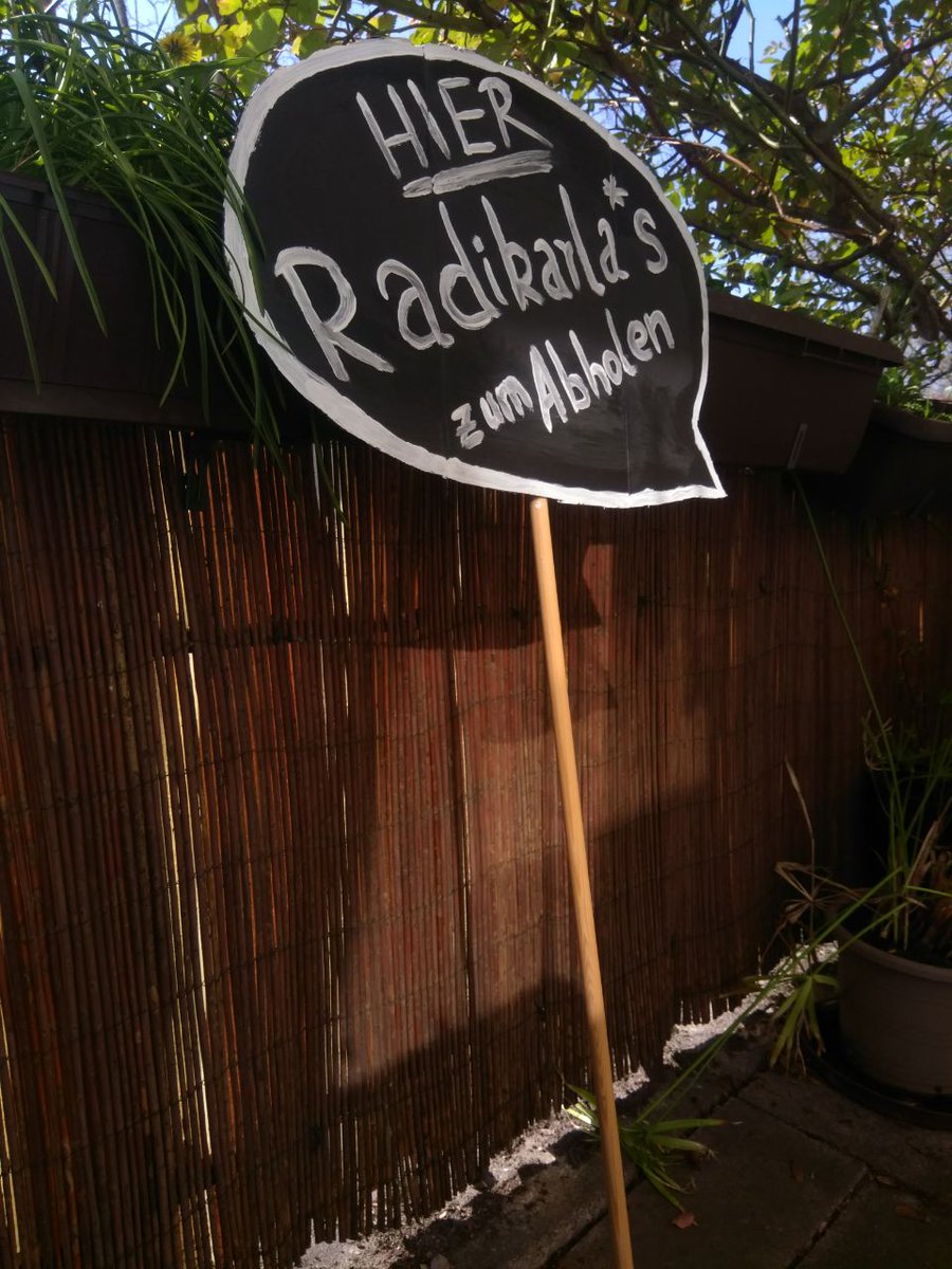 heute noch bis 12 Uhr Aushändigung der neuen RADIKARLA* Nr. 10 am Göttinger Wochenmarkt! Sucht dieses Schild :)