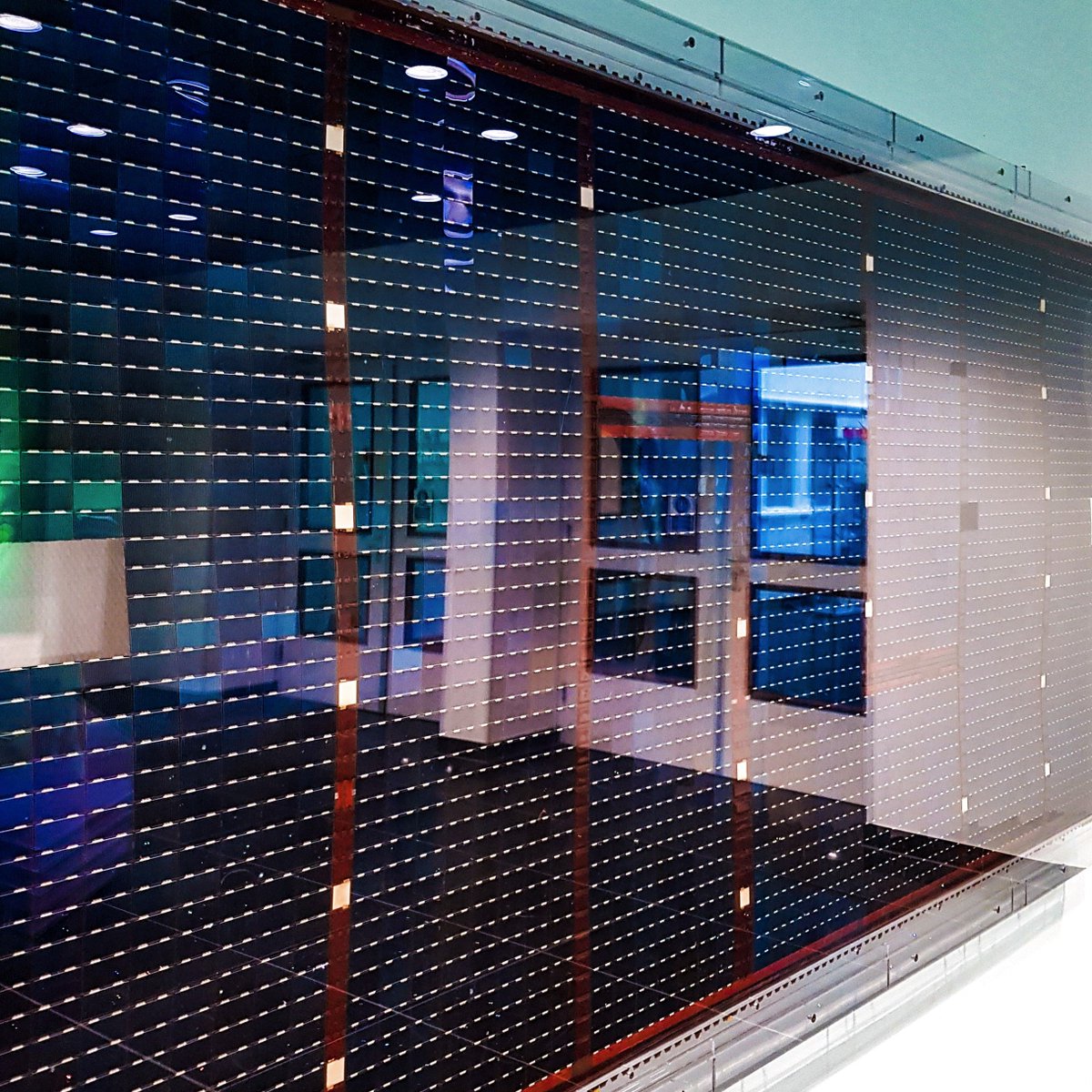 In a corner of  #ESATech centre  #ESTEC in  #NL is what looks like a wall hanging – but is actually part of  @HubbleTelescope’s space-flown solar array. How did it come to be here? Therein lies a tale…  #Hubble30 1/28