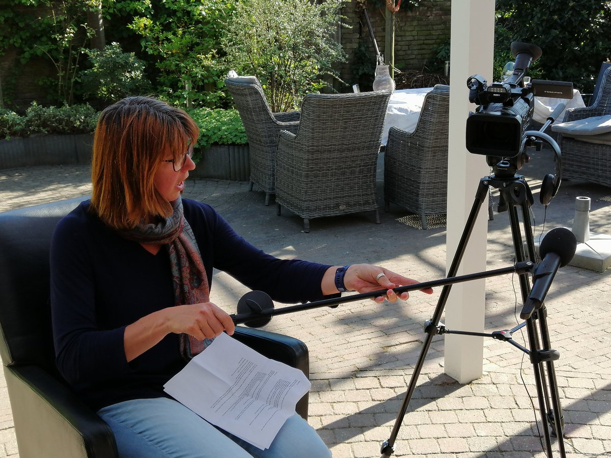 Gesprek met partner van covid19 patiënt. Heel indrukwekkend. Ze vertelt hoe belangrijk het contact met de verpleegkundige is. Dat was haar houvast tijdens de zwaarste dagen. Gesprek gebruiken we in communicatie onderwijs. <a href="/ErikvanRoon61/">Erik van Roon</a> @FontysFHMG