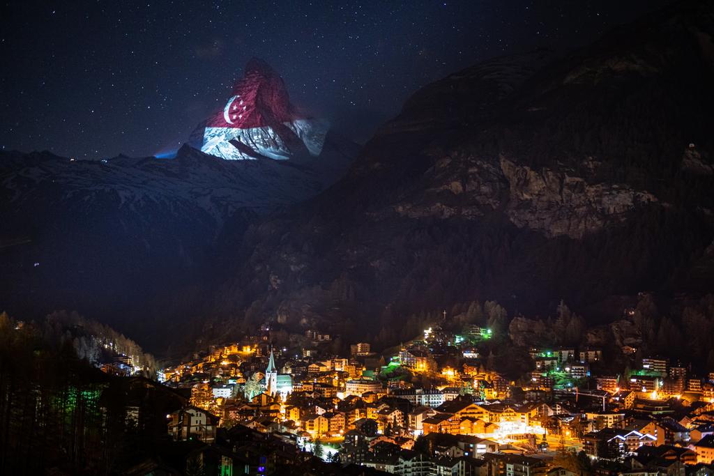 TODAYonline's tweet photo. Covid-19: Singapore’s flag projected on the Matterhorn in the Swiss Alps in sign of solidarity https://t.co/96EnPBJmn9 https://t.co/YUeD4TfHIf