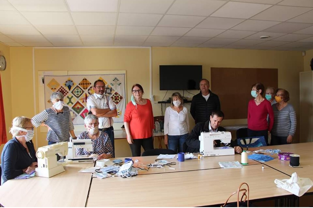 LUnionAvance's tweet photo. La ville de L'Union propose 3 mesures fortes pour les Unionais:
- fournitures gratuite de 2000 masques FFP2 pour les soignants,
- coordination des initiatives citoyennes et associatives de fabrication de masques,
- achat de 14000 masques prochainement distribués aux Unionais. https://t.co/WklGhu1q2D