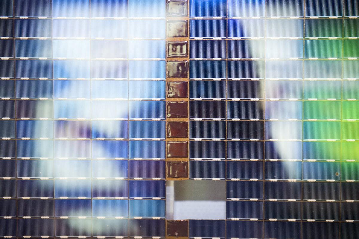 The section of  @HubbleTelescope array displayed at  #ESATech centre  #ESTEC comes from the 2nd generation arrays. Come see this well-travelled wall hanging at the next  #ESAOpenDay, and see for yourself the impacts studding their surface  #Hubble30 28/28